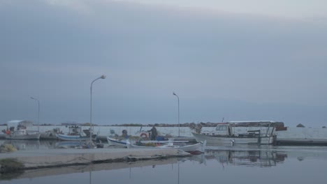 Griechisches-Fischerboot-Fährt-In-Der-Dämmerung-In-Den-Hafen-Ein