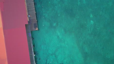 Vuelo-Aéreo-Sobre-El-Océano-Azul-Hacia-El-Hermoso-Resort-De-Playa-En-Mabul,-Malasia