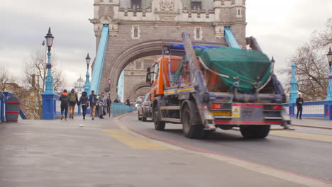 Asiatisches-Touristenpaar,-Das-über-Die-London-Tower-Bridge-Geht