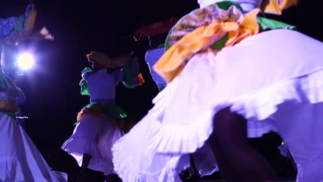 El-Baile-Tradicional-Caribeño-De-Curacao-Realizado-Por-Un-Grupo-De-Bailarines-En-La-Noche