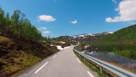 Hermosa-Vista-En-La-Carretera-En-Las-Montañas-Noruegas-Cerca-Del-Lago-Odda-Noruega
