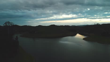 Drohnen-Luftaufnahmen,-Die-über-Das-Reservoir-Von-Paraibuna-Brasil-Fliegen