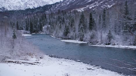 Gefrorener-Fluss-Und-Wald-In-Alaska