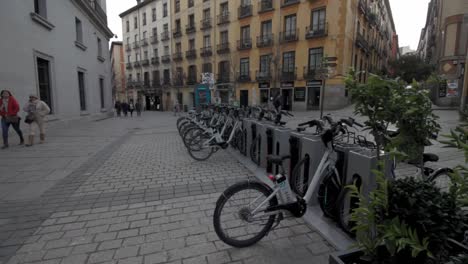 Bicicletas-Eléctricas-Del-Servicio-De-Transporte-Público-Bicimad-En-La-Estación-De-Acoplamiento
