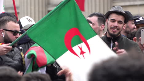 Algerier-Auf-Dem-Trafalgar-Square-Filmen-Auf-Ihren-Handys-Während-Eines-Energischen-Protests-Gegen-Präsident-Abdelaziz-Bouteflika,-Der-Für-Eine-Fünfte-Amtszeit-Kandidiert
