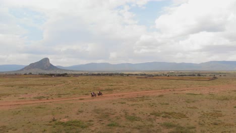 Viaje-En-Moto-Por-La-Tierra-De-Samburu-maasai,-Kenia
