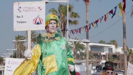 Ein-Mann,-Der-Als-Clown-Auf-Stelzen-Verkleidet-Ist,-Wird-Beim-Karneval-In-Paphos-Interviewt
