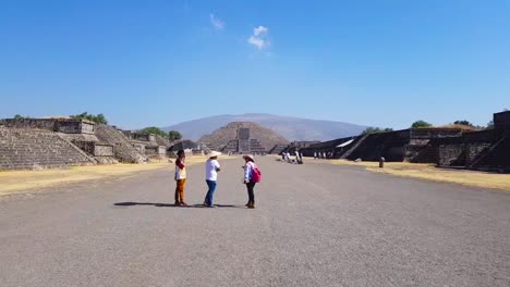 Caminando-En-La-Zona-Arqueológica-De-Teotihuacan-Mexico