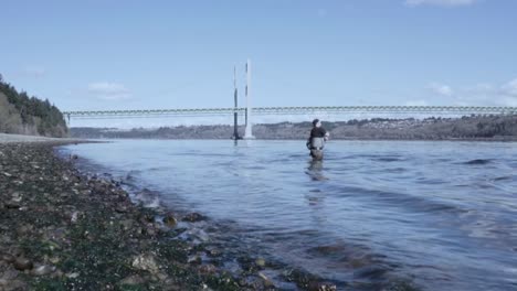 Hombre-Pescando-Con-Mosca-En-El-Punto-De-Vista-Estrecho-De-Tacoma-Durante-La-Marea-Baja,-Puerto-De-Concierto,-Washington,-Puget-Sound