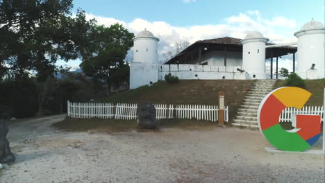Niedriger-Horizontaler-Schwenk-Eines-Großen-Buchstabenschildes-Vor-Der-Historischen-Festung-In-Gracias,-Honduras