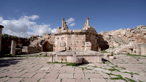 Ruinas-De-La-Antigua-Iglesia-De-Piedra-Con-Pozo-Y-Escaleras-Curvas-En-Ruinas-Romanas-En-Jerash