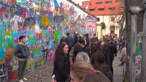 Menge-Von-Menschen,-Die-Fotos-An-Der-John-Lennon-Mauer-In-Prag-Machen