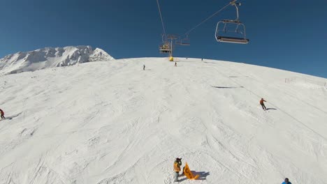 Blick-über-Eine-Skipiste-Voller-Leute-Beim-Skifahren-Und-Einem-Fotografen-In-Der-Mitte