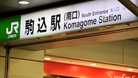Tokio,-Japan---:-Jr-Komagome-Station,-Südeingang,-4k,-Bahnhofsschild-Am-Abend,-Kamera-Fixiert,-Winkelneutrale-Ansicht