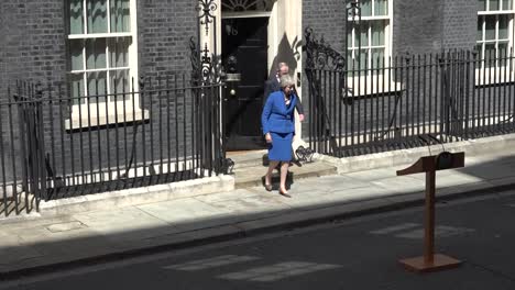 Theresa-May-Verlässt-Die-Downing-Street-Nummer-10,-Um-Sich-An-Die-Wartende-Presse-Zu-Wenden-Und-Als-Premierministerin-Zurückzutreten