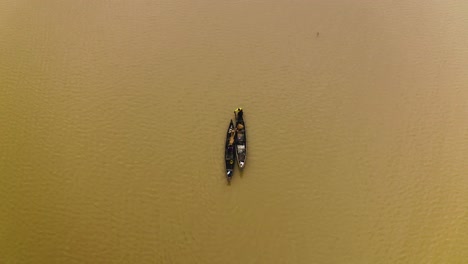 Pescadores-Navegando-En-Un-Lago-En-Sus-Canoas