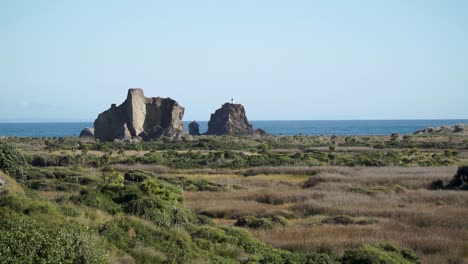 Faro-Y-Formaciones-Rocosas-En-Whatipu-Beach,-Nueva-Zelanda