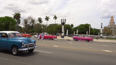 Berühmte-Und-Farbenfrohe-Oldtimer-Auf-Den-Straßen-Von-Havanna-Neben-Dem-Kapitol,-Kuba