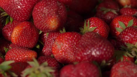 Frisch-Geerntete-Erdbeeren,-Die-Auf-Einen-Erdbeerhaufen-Fallen---180-Fps-Zeitlupe