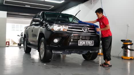 Two-tenagers-working-at-the-car-wash