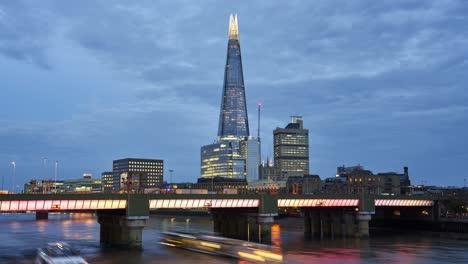 London-evening-timelapse-of-London-bridge,-the-Shard,-Guy's-Hospital-and-other-buildings-of-the-South-Bank-of-the-Thames