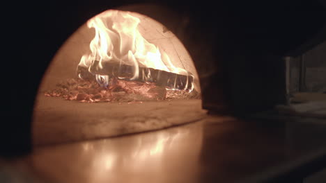 Zeitlupe,-Nahaufnahme-Von-Holz,-Das-In-Einem-Pizzaofen-Im-Neapolitanischen-Stil-Brennt