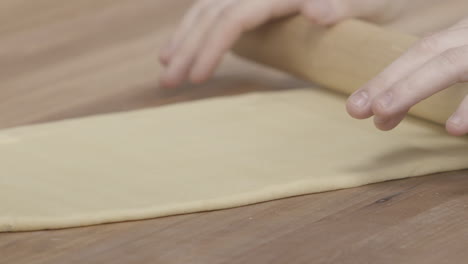Primer-Plano-Cámara-Lenta-De-Un-Maestro-Chef-Rodando-Pasta-A-Mano