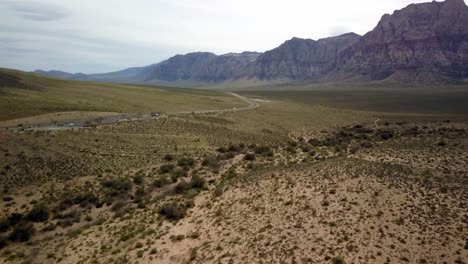 Inclinación-Aérea-Hacia-Arriba-Para-Revelar-Montañas-En-El-Cañón-De-Roca-Roja-En-Nevada