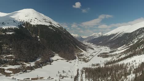 Valle-Alpino-En-Livigno,-Italia