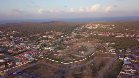 Autos-Fahren-Entlang-Der-Straße-Im-Norden-Von-Aruba-Mit-Dem-Karibischen-Meer-Im-Hintergrund