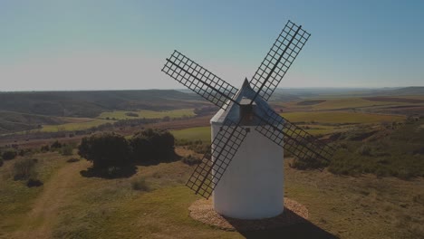 Luftaufnahme-Einer-Einsamen-Windmühle-In-Spanien