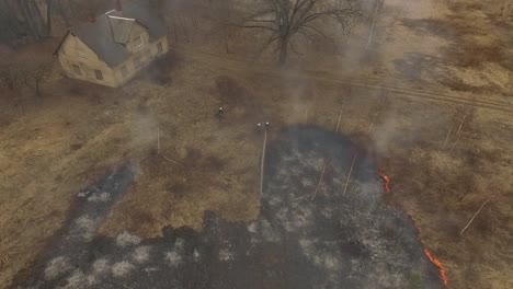 Frühling-Trockenes-Gras-Wildes-Feuer-Im-Birkenwald-Und-Feuerwehrleute-Verlassenes-Gebäude