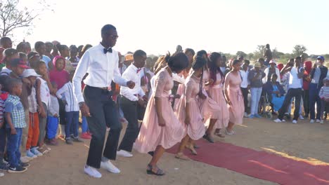 Afrikanische-Brautjungfern-Und-Trauzeugen-Tanzen-Auf-Einer-Hochzeit-In-Botswana