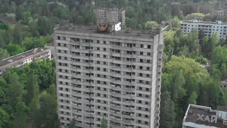 UdSSR-Emblem-Aus-Der-Sowjetzeit-Auf-Dem-Dach-Des-Verlassenen-Gebäudes-Innerhalb-Der-Sperrzone-Von-Tschernobyl
