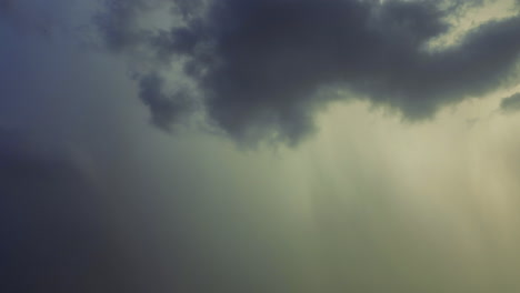 Farbenfroher-4k-Zeitraffer-Von-Verdunstenden-Wolken-Und-Regen,-Der-Mit-Schöner-Hintergrundbeleuchtung-In-Den-Rahmen-Eindringt