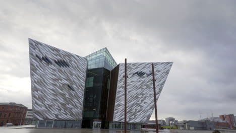 Titanic-Museum-Center-Belfast-Titanic-viertelzeitrafferwolken,-Die-über-Ein-Stimmungsvolles-Gebäude-Ziehen