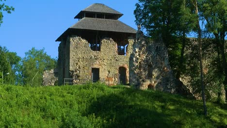 Rauna---Lettland:-Mittelalterliche-Burgruinen-Und-Aussichtsturm