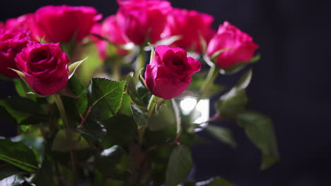 Rotierender-Strauß-Rosa-Rosen-Blüht-Mit-Nassen-Blütenblättern-Und-Blättern
