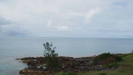 Un-Cielo-Nublado-Con-Roturas-De-Sol-Brillando-Sobre-Las-Aguas-Azules-De-Las-Bermudas