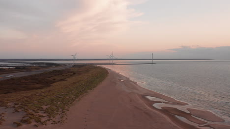 Der-Strand-Der-Insel-Neeltje-Jans,-Niederlande-Bei-Sonnenuntergang-Im-Sommer