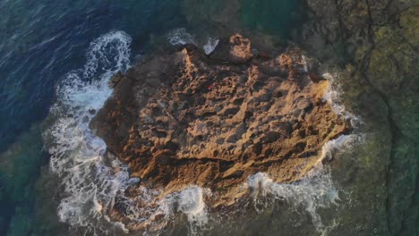 Wellen,-Die-Felsen-Gegen-Eine-Winzige-Insel-Im-Ozean-Schlagen