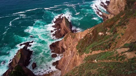 View-from-Top-of-Huge-Cliff-with-Breaking-Ocean-Waves-in-Big-Sur,-Cali