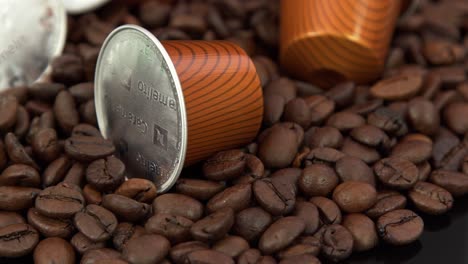 4k-Rotierende-Ansicht-Von-Nespresso-Kaffeekapseln-Auf-Gerösteten-Kaffeebohnen