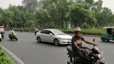El-Movimiento-De-Vehículos-Automóviles-Bicicletas-En-India-Gate-Circle-En-Delhi