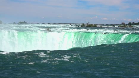 Ein-Blick-Von-Oben-Auf-Die-Niagarafälle
