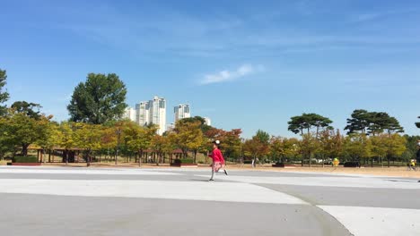 A-girl-runs-in-Hosu-Park,-Ansan,-Sangnok,-Gyeonggi-do,-South-Korea