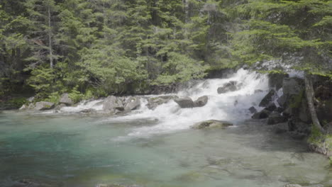 Kleiner-Wasserfall-In-Einen-Wald-In-Den-Italienischen-Alpen-Zeitlupe-100fps