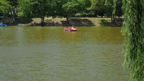 Városligeti-Lake-City-park,-another-shot-of-people-on-paddling-boats-passing-by