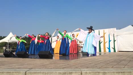 Women-in-traditional-costume,-hanbok,-perform-dance-at-Olympic-Park,-Oryun-dong,-Songpa-gu,-Seoul,-South-Korea