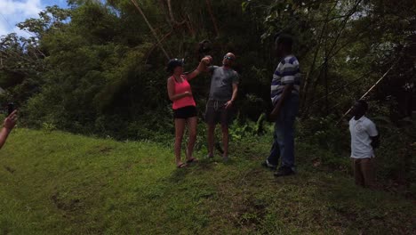 Mona-Affe,-Der-Im-Regenwald-Von-Grenada-Aus-Touristenhänden-Isst